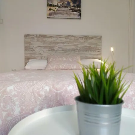 Guest house Break In Gothic Hostal 2*
