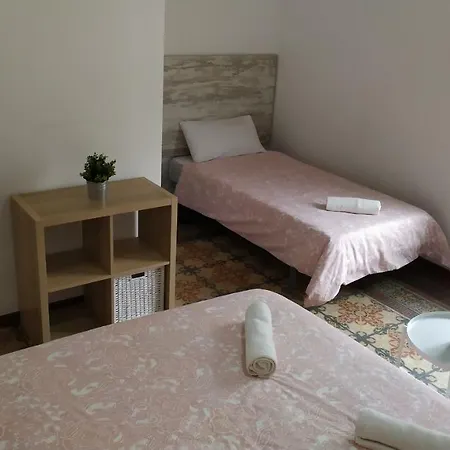 Guest house Break In Gothic Hostal 2*