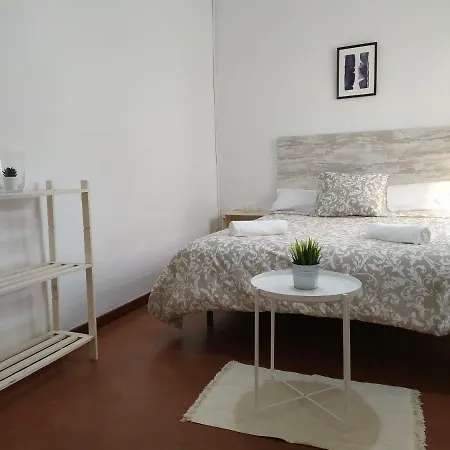 Guest house Break In Gothic Hostal 2*