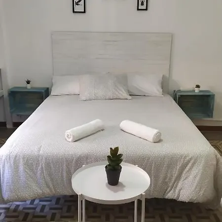 Guest house Break In Gothic Hostal 2*
